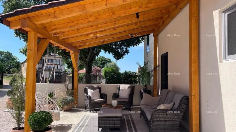 Überdachte Terrasse mit gemütlichen Sitzgelegenheiten und Holzbalken, ideal für entspannte Stunden im Freien.