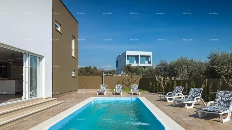 Moderne Villa mit privatem Pool und Liegestühlen, umgeben von mediterraner Vegetation.