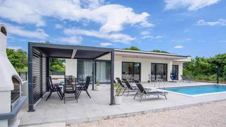 Moderne Villa mit großzügiger Terrasse, Essbereich im Freien, Grill und privatem Pool unter blauem Himmel.