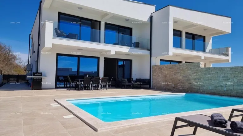 Moderne Villa mit großem Poolbereich, Sonnenterrasse und Außenessbereich unter blauem Himmel.
