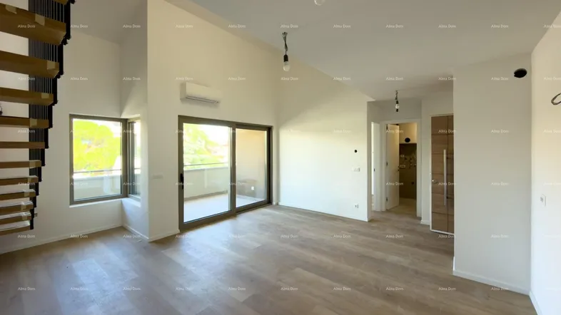 Helles Wohnzimmer mit Holzfußboden, hohen Decken, Balkonzugang und moderner Treppe.