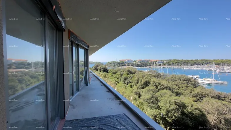 Langer Balkon mit Meerblick und Blick auf den Yachthafen, ideal für entspannte Stunden im Freien.