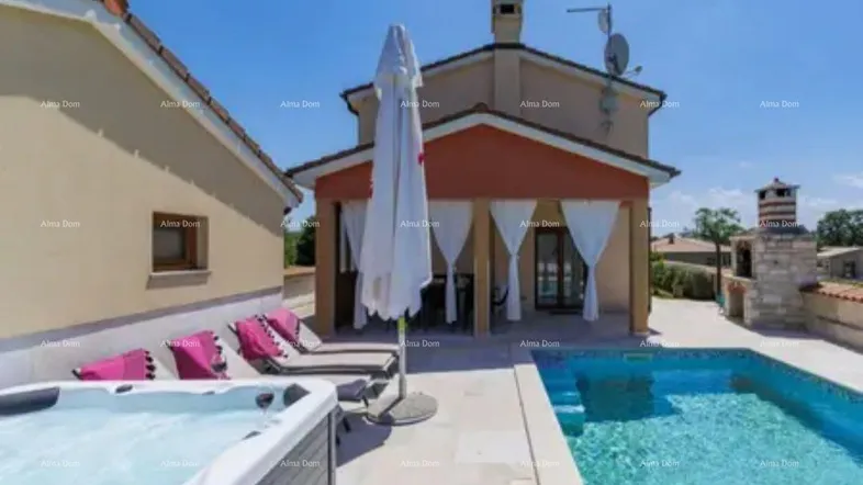 Außenbereich mit Pool, Whirlpool und Sonnenliegen vor dem Haus unter blauem Himmel.