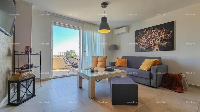 Helles Wohnzimmer mit beigefliestem Boden, gemütlicher Sitzecke und Zugang zum Balkon.