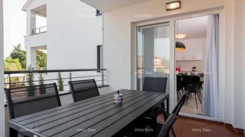 Geräumiger Balkon mit Esstisch und Stühlen, ideal für Mahlzeiten im Freien mit Blick auf die Umgebung.