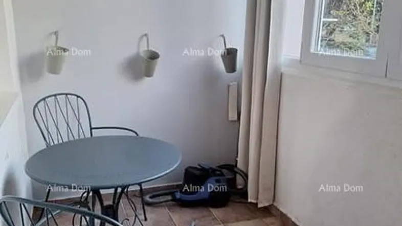 Kleiner, gefliester Balkon mit Metallmöbeln, ideal für eine gemütliche Sitzecke im Freien.