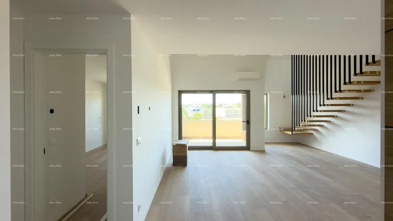 Heller, leerer Wohnbereich mit Holzboden, Zugang zum Balkon und moderner offener Treppe.