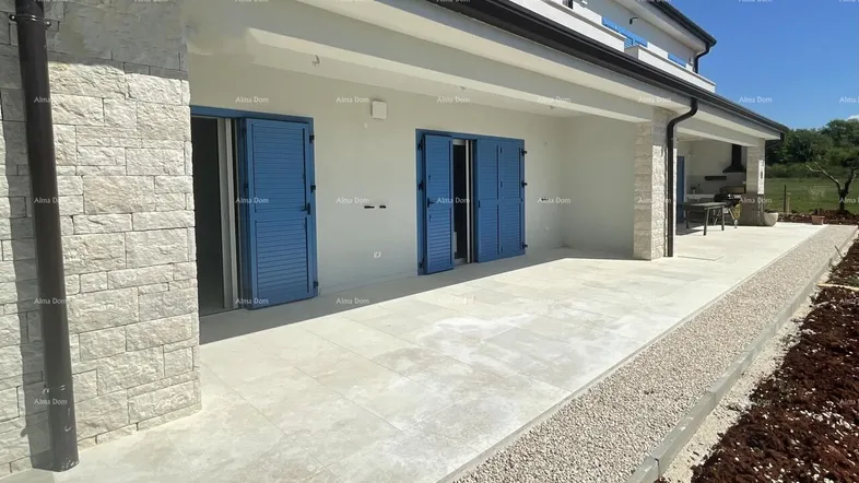 Geräumige Terrasse im Erdgeschoss mit Steinverkleidung und blauen Fensterläden, ideal für Entspannung im Freien.