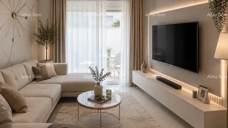 Helles, modernes Wohnzimmer mit großem Ecksofa, TV-Wand und Zugang zu einer Terrasse.
