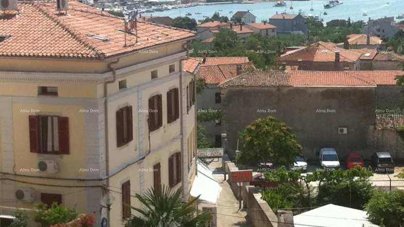 Panoramablick über die Küstenstadt mit traditionellen Gebäuden und dem Meer im Hintergrund.