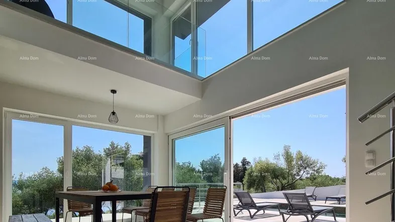 Heller, offener Wohn- und Essbereich mit hohen Decken, großen Fenstern und Zugang zur Terrasse.