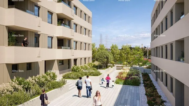 Moderne Wohngebäude mit Balkonen und begrünten Außenbereichen, belebt von Fußgängern.