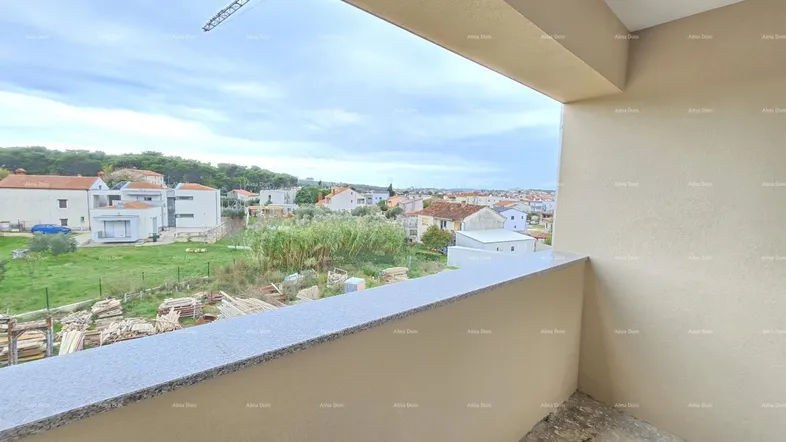 Unfertiger Balkon mit Blick auf die umliegende Wohngegend und Baustelle im Hintergrund.