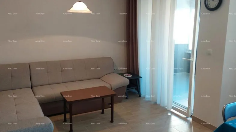 Gemütliches Wohnzimmer mit Ecksofa, Couchtisch und Zugang zu einem Balkon.