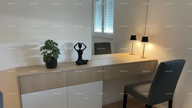 Moderner Schminktisch oder Schreibtisch mit großem Spiegel und stilvoller Beleuchtung in hellem Raum.