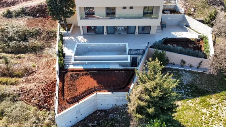Moderne Villa mit Infinity-Pool und terrassierten Gartenbereichen in hügeliger Landschaft.