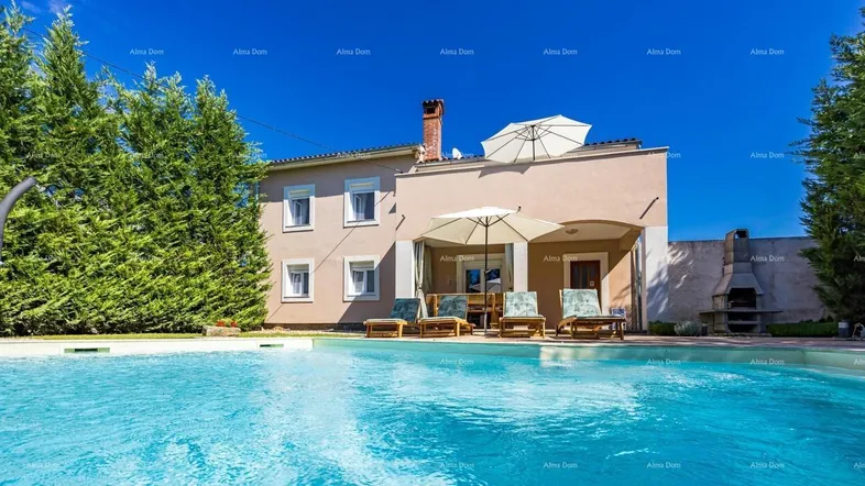 Großzügiger Außenbereich mit privatem Pool, Sonnenliegen und einer überdachten Terrasse mit Grillplatz.