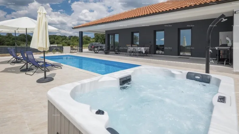 Große Terrasse mit Pool, Whirlpool und Essbereich, ideal für Entspannung im Freien.
