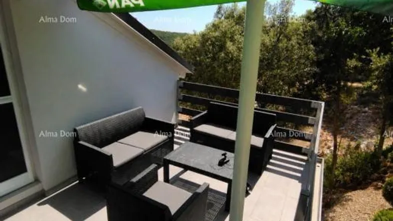 Möblierter Balkon mit Sitzgelegenheiten und Sonnenschirm, ideal für entspannte Stunden im Freien.