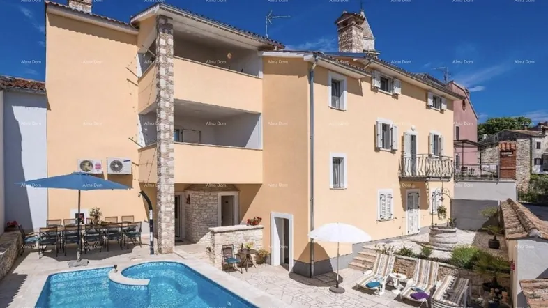 Außenansicht des Hauses mit privatem Pool, Sonnenliegen und Essbereich im Freien.