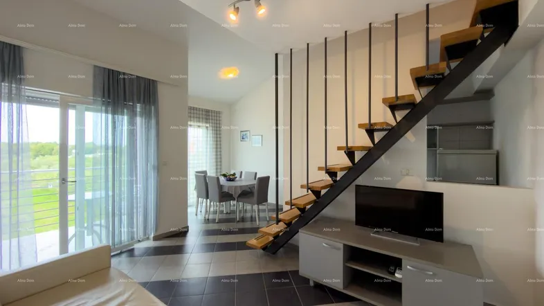 Heller offener Wohn- und Essbereich mit moderner Treppe, Fliesenboden und Zugang zum Balkon.