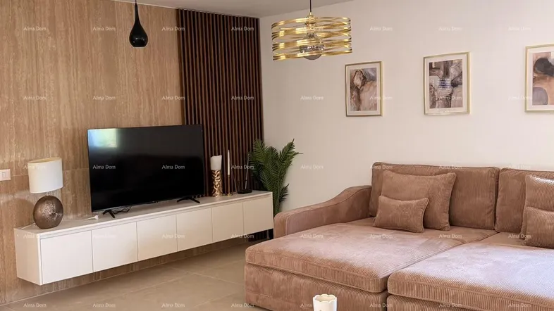 Modernes Wohnzimmer mit beigem Ecksofa, Fliesenboden und stilvoller Dekoration.