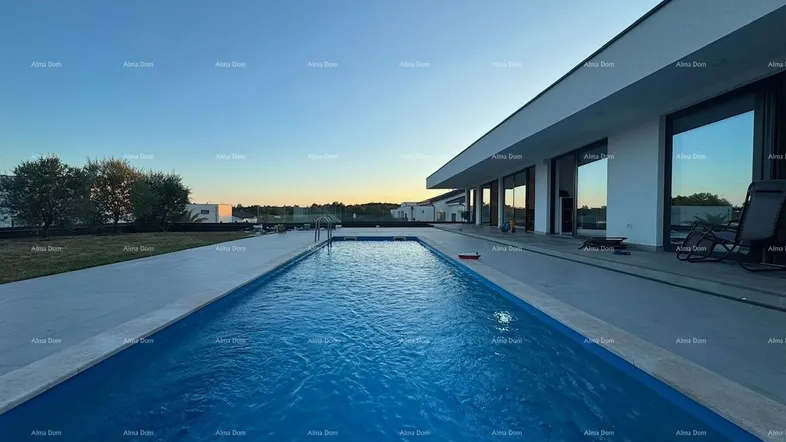 Moderner Außenbereich mit großem Swimmingpool und minimalistischer Architektur bei Sonnenuntergang.