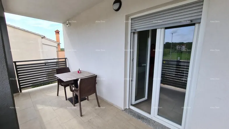 Kleiner Balkon mit Fliesenboden und Sitzgelegenheiten, ideal für entspannte Stunden im Freien.