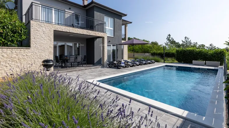 Moderne Villa mit großem Poolbereich, Sonnenterrasse und Grillplatz, umgeben von mediterraner Vegetation.