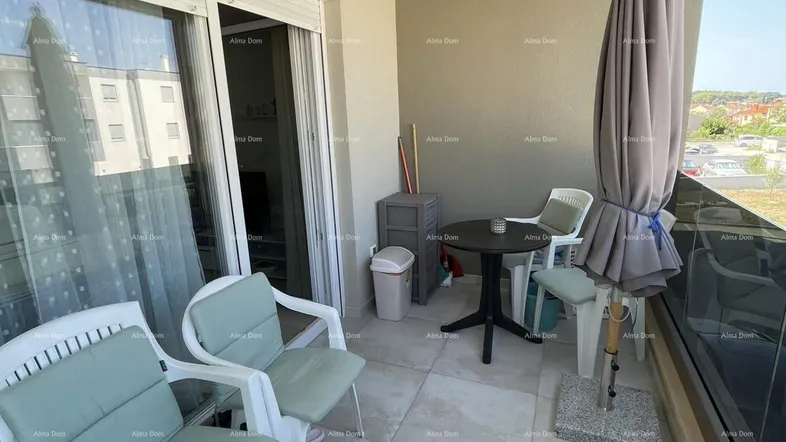 Geräumiger Balkon mit Fliesenboden, Sitzgelegenheiten und Sonnenschirm, ideal zum Entspannen im Freien.