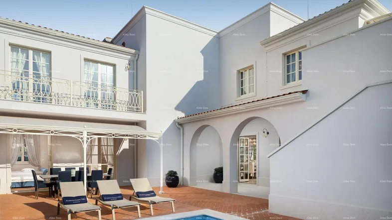 Elegante weiße Villa mit privatem Pool, Sonnenterrasse und überdachtem Essbereich im Freien.