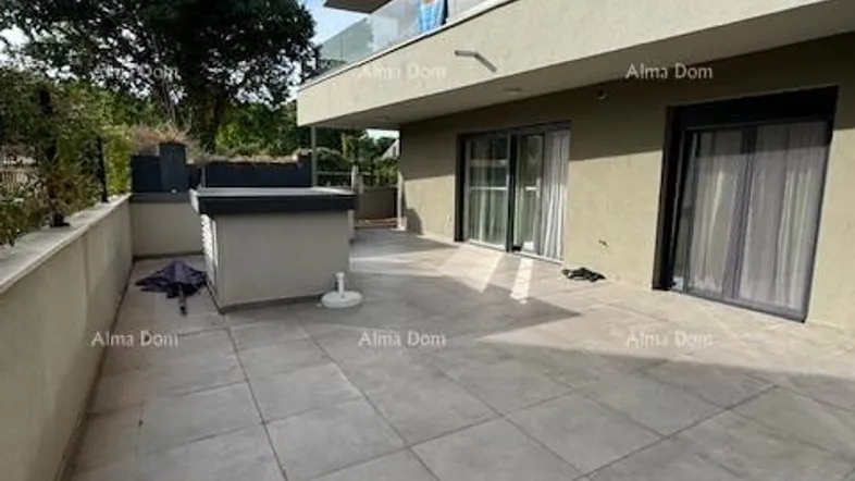 Große geflieste Terrasse mit Blick auf die Umgebung und Zugang zu den Innenräumen.
