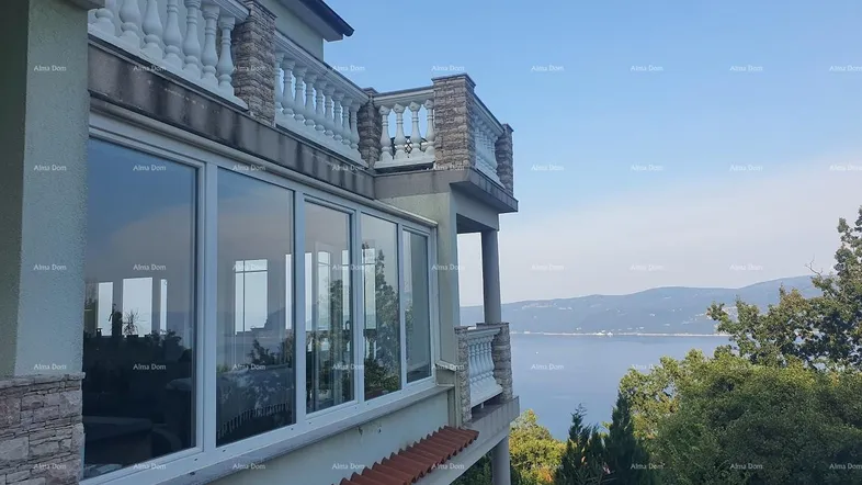 Blick auf die moderne Fassade des Hauses mit Balkonen und weitem Meerblick.