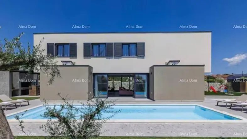 Moderne Villa mit privatem Pool, Liegestühlen und gepflegtem Gartenbereich unter blauem Himmel.