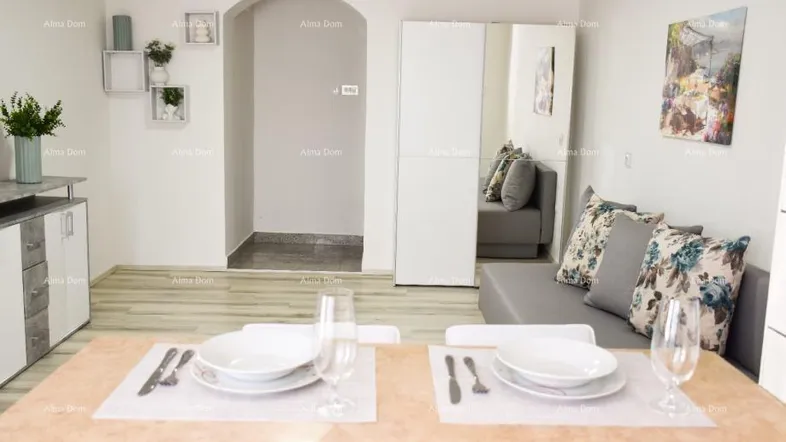 Heller Wohn- und Essbereich mit gedecktem Tisch, Sofa und modernem Sideboard.