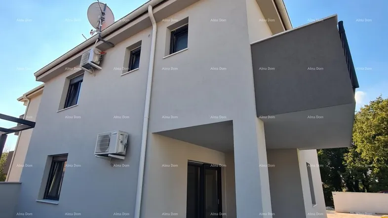 Moderne Hausfassade mit mehreren Klimaanlagen und einem kleinen Balkon im Obergeschoss.