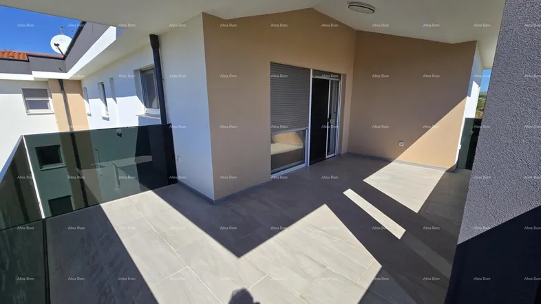 Geräumige Sonnenterrasse mit moderner Glasbrüstung und viel Tageslicht, ideal zum Entspannen.