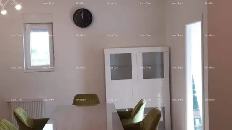 Helles Esszimmer mit modernem Esstisch, grünen Stühlen und einem weißen Schrank.