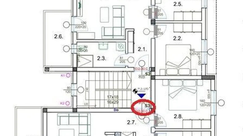 Detaillierter Grundrissplan einer Etage mit mehreren Wohneinheiten, Treppenhaus und Balkonen.