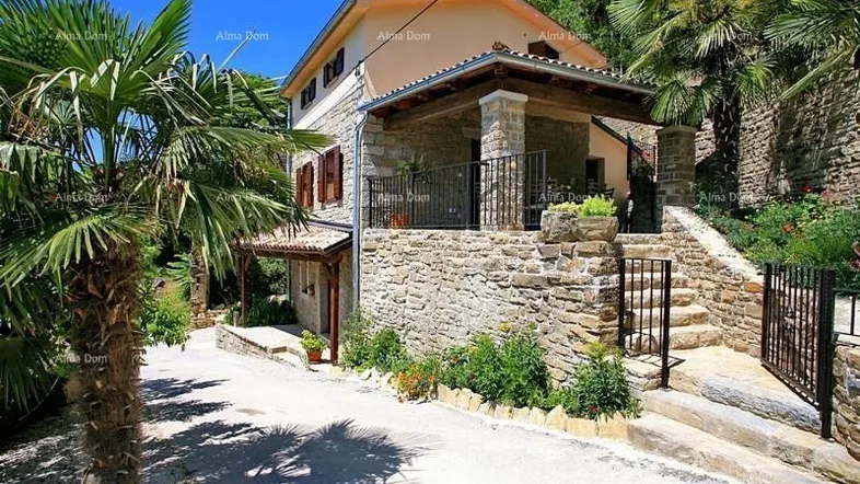 Traditionelles Steinhaus mit mediterraner Bepflanzung und Zugang über eine Steintreppe.