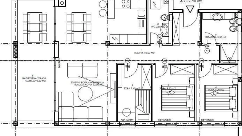 Grundrissplan einer Wohnung mit offenem Wohnbereich, mehreren Schlafzimmern und einer überdachten Terrasse.
