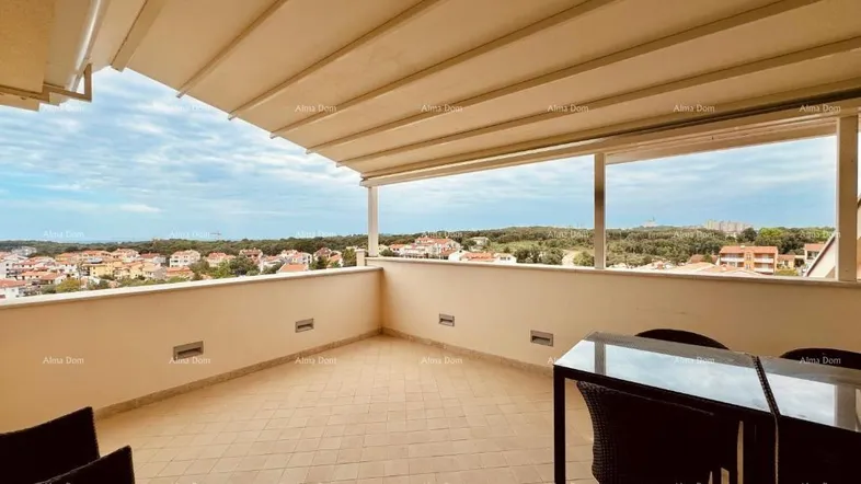 Geräumige Dachterrasse mit ausfahrbarer Markise, Essbereich und weitem Blick über die Stadt und Landschaft.