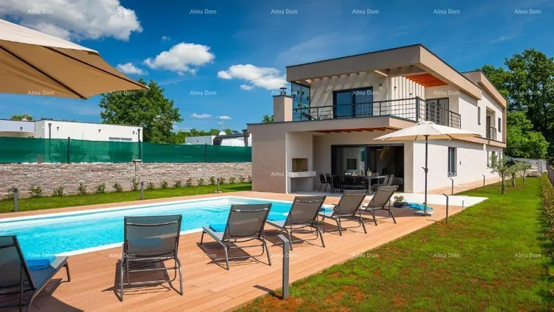 Moderne Villa mit großem Pool, Holzterrasse und Liegestühlen unter blauem Himmel.