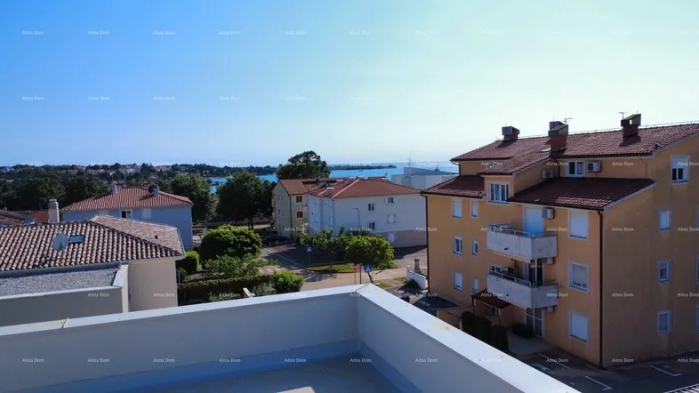 Panoramablick über die Dächer der Nachbarschaft mit dem Meer im Hintergrund unter blauem Himmel.