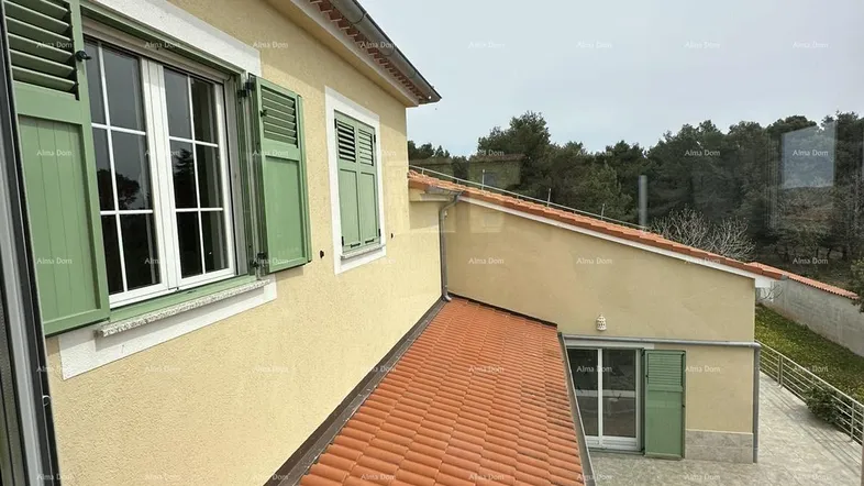 Blick aus dem Fenster auf die Gebäudefassade, das Ziegeldach und den Außenpool.