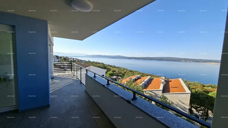 Geräumiger Balkon mit Fliesenboden und atemberaubendem Blick auf das Meer und die umliegende Landschaft.