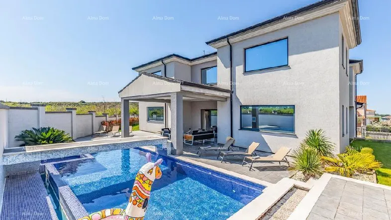 Moderne Villa mit privatem Pool und Sonnenterrasse, umgeben von mediterraner Vegetation.