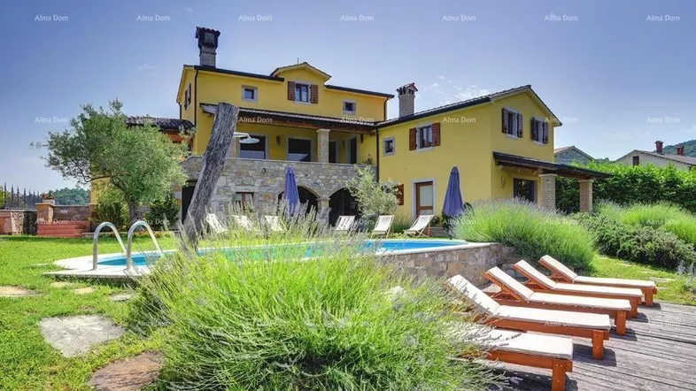 Mediterrane Villa mit großem Garten, privatem Pool und Liegebereich unter strahlend blauem Himmel.