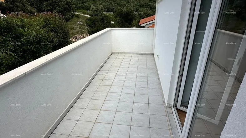 Heller Balkon mit Fliesenboden und weitem Blick auf die grüne Landschaft und den Himmel.
