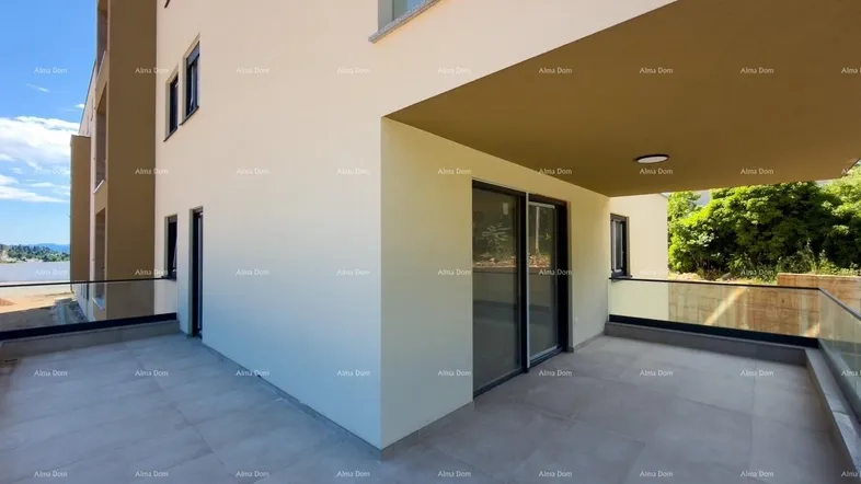 Geräumige Terrasse mit modernen Fliesen und Glasgeländer, ideal für Entspannung im Freien.